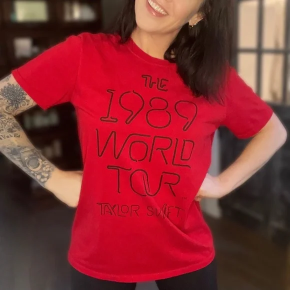 EUC. Taylor Swift™️ Red Concert Tee | 1989 Tour T-Shirt | Swifty Merch | Medium - Picture 7 of 12